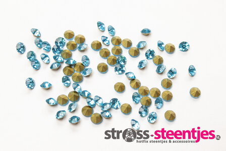 Aquamarine SS16 Pointed Back Rhinestones (per 72 stuks) met logo