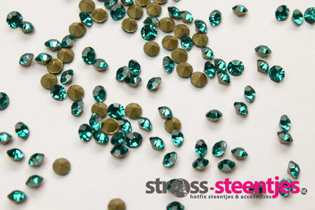 Blue Zircon SS6 Pointed Back Rhinestones (per 144 stuks) met logo