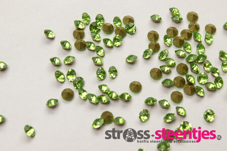 Peridot SS6 Pointed Back Rhinestones (per 144 stuks) met logo