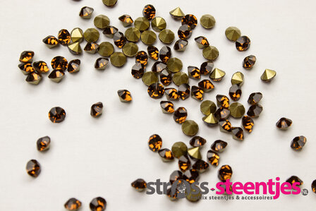 Smoked Topaz SS20 Pointed Back Rhinestones (per 72 stuks) met logo