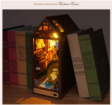 Book Nook - mini 3D wereld - Colmar Town in de boekenkast zij aanzicht