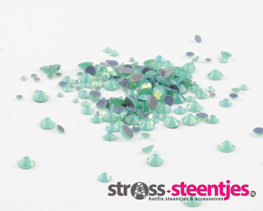 Green Opal SS 6 Superior Glamour Hotfix steentjes (per 144 stuks) met logo