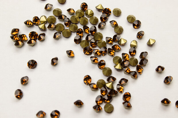 Smoked Topaz SS6 Pointed Back Rhinestones (per 20 stuks)