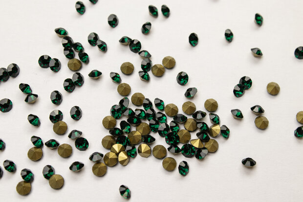 Emerald SS10 Pointed Back Rhinestones 