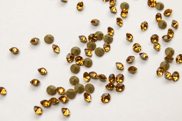 Topaz SS10 Pointed Back Rhinestones