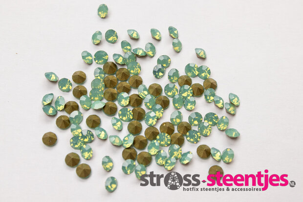 Green Opal SS6 Pointed Back Rhinestones (per 144 stuks) met logo