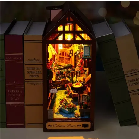 Book Nook - mini 3D wereld - Colmar Town in de boekenkast